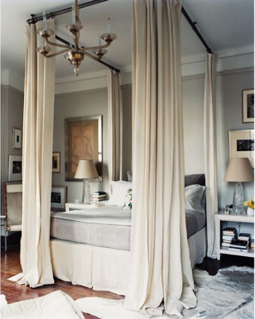 Clever idea: Four poster look with curtain rods |
